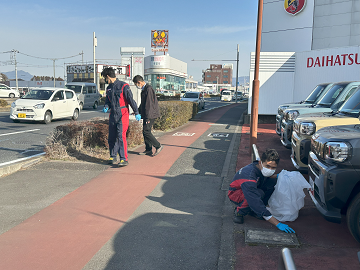 ☆周辺清掃と中古車洗車を行いました☆